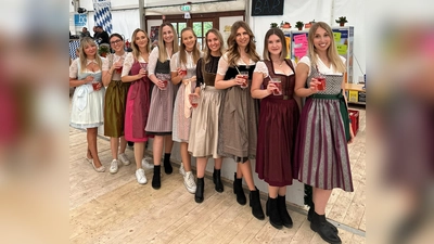 Beim Haderner Dorffest sorgten die Damen dafür, dass an der Bar alle bestens lief. (Foto: Florian Gilch)