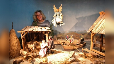 Einfach himmlisch! Die Künstlerin Cornelia Hesse präsentiert den neuen Winterhimmel der Krippe. (Foto: Höck)