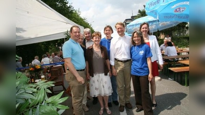 Rund viertausend Besucher zählte das erste Martinsrieder Dorffest. Es kamen auch viele Politiker aus der Gemeinde und darüber hinaus. Auf dem Bild von links Georg Fahrenschon, Günther Schuppler, Dieter Friedman, Annemarie Detsch, Beate Dürrschmidt, Ulrich Wilhelm, Anneliese Bradel und Andrea Wilhelm. (Foto: US)