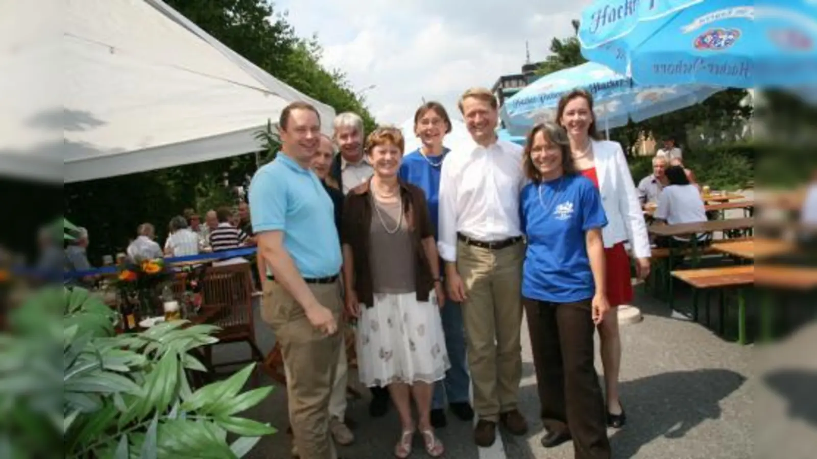 Rund viertausend Besucher zählte das erste Martinsrieder Dorffest. Es kamen auch viele Politiker aus der Gemeinde und darüber hinaus. Auf dem Bild von links Georg Fahrenschon, Günther Schuppler, Dieter Friedman, Annemarie Detsch, Beate Dürrschmidt, Ulrich Wilhelm, Anneliese Bradel und Andrea Wilhelm. (Foto: US)