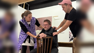 In der Küche kommen die wahren Gefühle zum Vorschein: Jane (Veronika Lachmuth) und Sidney (Lukas Keber, r.) kümmern sich um den angeschlagenen Ronald (Stephan Falk). (Foto: Theatergruppe St. Willibald)