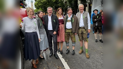 Bürgermeisterin Katrin Habenschaden, Gärtner-Vereins-Vorständin Veronika Drexler, MdL Josef Schmid, Kommunalreferentin Kristina Frank, und MdL Nikolaus Kraus (von links) beim Festzug. (Foto: Korbinian Eder)