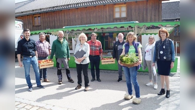Freuen sich auf den Beginn des Wochenmarkts, v.l.: Thomas Rainer, Johann Hirschvogel, Rainer Ehrle,  Katharina Braun, Raimund Krumey (Gemeinde), Sepp Schneider, Martina Ehrle, Petra Schwienbacher und Johanna Senft. (Foto: pst)