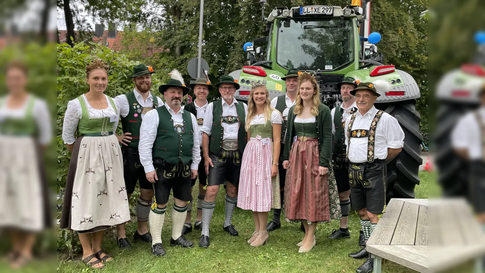Die Waldkönigin, -prinzessin und die Milchkönigin stellen sich zum Gruppenfoto mit den d' Schwuhplattlern. (Foto: pst)