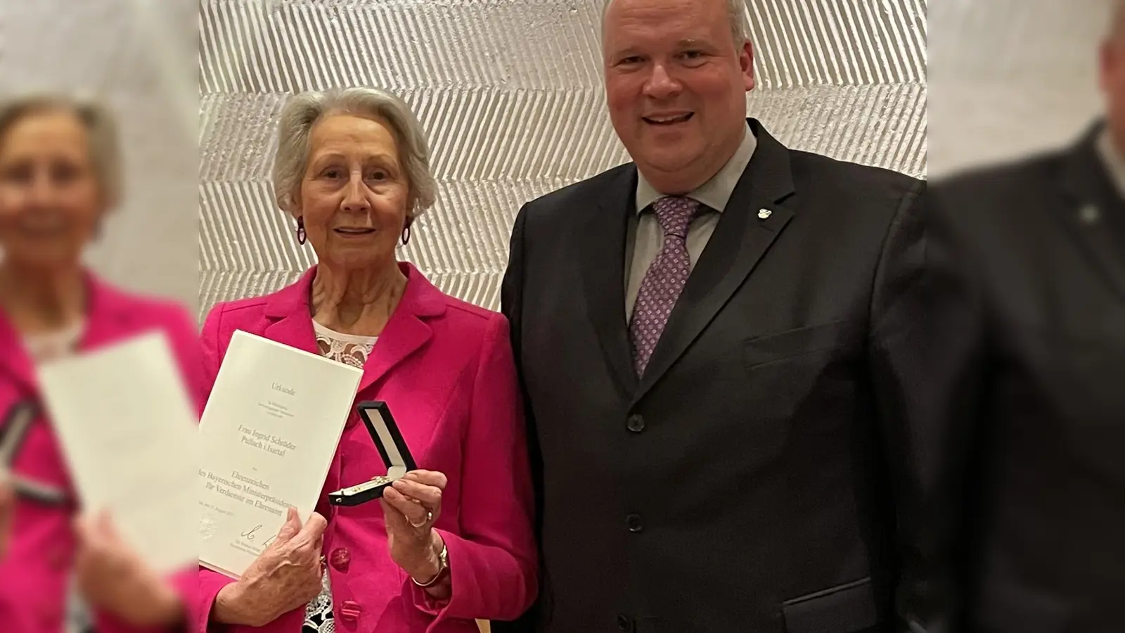 Ingrid Schröder wurde für ihren Einsatz für den Hospizverein Isartal e.V. geehrt. Landrat Christoph Göbel gratulierte herzlich zur Verleihung.  (Foto: hw)