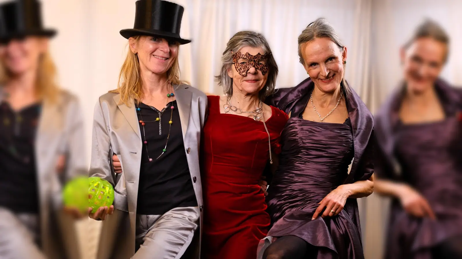 Mode für jeden Anlass gibt es im Kleiderherz Glonn. Der Erlös kommt sozialen Zwecken zu Gute. (Foto: Kleiderherz Glonn)