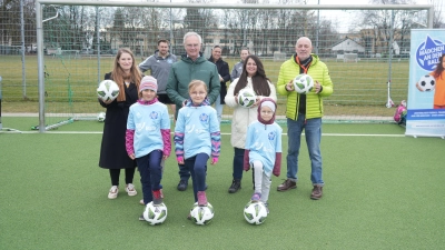 Von links: Janet Purpus, Sepp Sebald und Vaniessa Rashid (alle BA 16) sowie Willi Wermelt (Vorsitzender Biku) mit Burak Gök (Vorstand MSV Bajuwaren 1906., Mitte im Hintergrund) bei der Eröffnung des “Mädchen an den Ball”-Standorts auf der Bezirkssportanlage in der Görzer Straße. (Foto: BIKU)