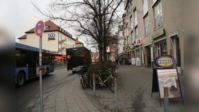 In der Bäckerstraße gibt es keinen Platz für Parker. Daran wird sich laut Plänen für das neue Pasinger Zentrum nicht viel ändern. Ärzte und Apotheker kritisieren das sehr. (Foto: US)