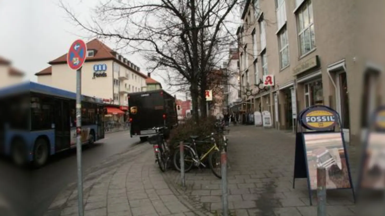 In der Bäckerstraße gibt es keinen Platz für Parker. Daran wird sich laut Plänen für das neue Pasinger Zentrum nicht viel ändern. Ärzte und Apotheker kritisieren das sehr. (Foto: US)