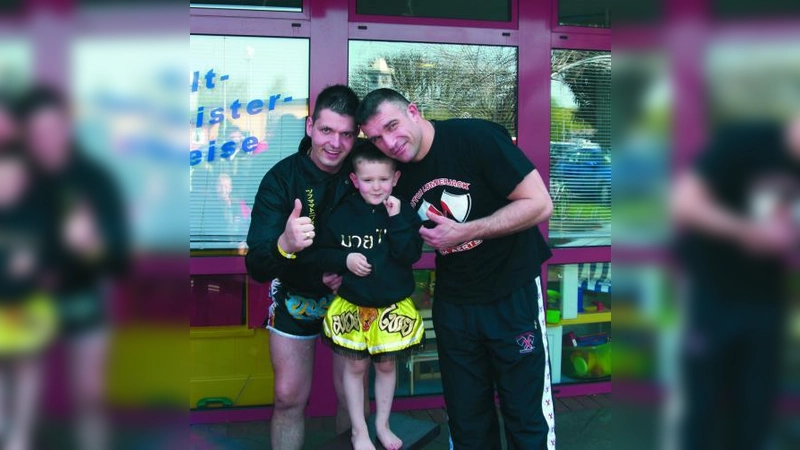 Mark und Marino Wieser zusammen mit K-1 Champion Peter Aerts (re.). Der fünfjährige Marino war der jüngste Teilnehmer .Er hat schon mit 2,5 Jahren mit dem Thaiboxen begonnen. (Foto: pi)