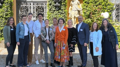 Waren beim Fachtag dabei (v.l.): Daniela Pätzel (Landesgeschäftsstelle BRK), Karolin Schneider, Diana Stieber und Michaela Heining (Referentinnen), Julia Storch, Claudia Kobschätzky, Amélie von Wissmann und Birgit Hildenbrand (BRK Starnberg), Martin Rieger (Bezirksgeschäftsführer, BV Oberbayern) sowie Christine Monzner-Marxer und Sybille Schmitz (Referentinnen). (Foto: BRK)