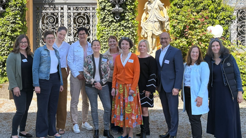 Waren beim Fachtag dabei (v.l.): Daniela Pätzel (Landesgeschäftsstelle BRK), Karolin Schneider, Diana Stieber und Michaela Heining (Referentinnen), Julia Storch, Claudia Kobschätzky, Amélie von Wissmann und Birgit Hildenbrand (BRK Starnberg), Martin Rieger (Bezirksgeschäftsführer, BV Oberbayern) sowie Christine Monzner-Marxer und Sybille Schmitz (Referentinnen). (Foto: BRK)