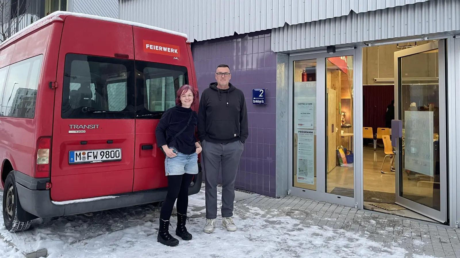 Julia Irländer und Erwin Zißelsberger vor dem Pavillon, in dem sich bis zum März Jugendliche treffen können. (Foto: pst)