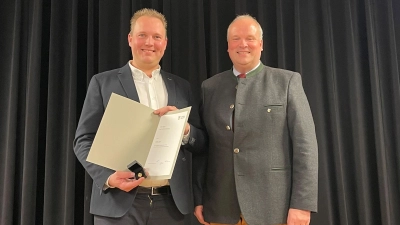 Stefan Sauer wurde für seinen Einsatz für den Baseballverein Garching Atomics geehrt. Es gratulierte herzlich Landrat Christoph Göbel.  (Foto: hw)