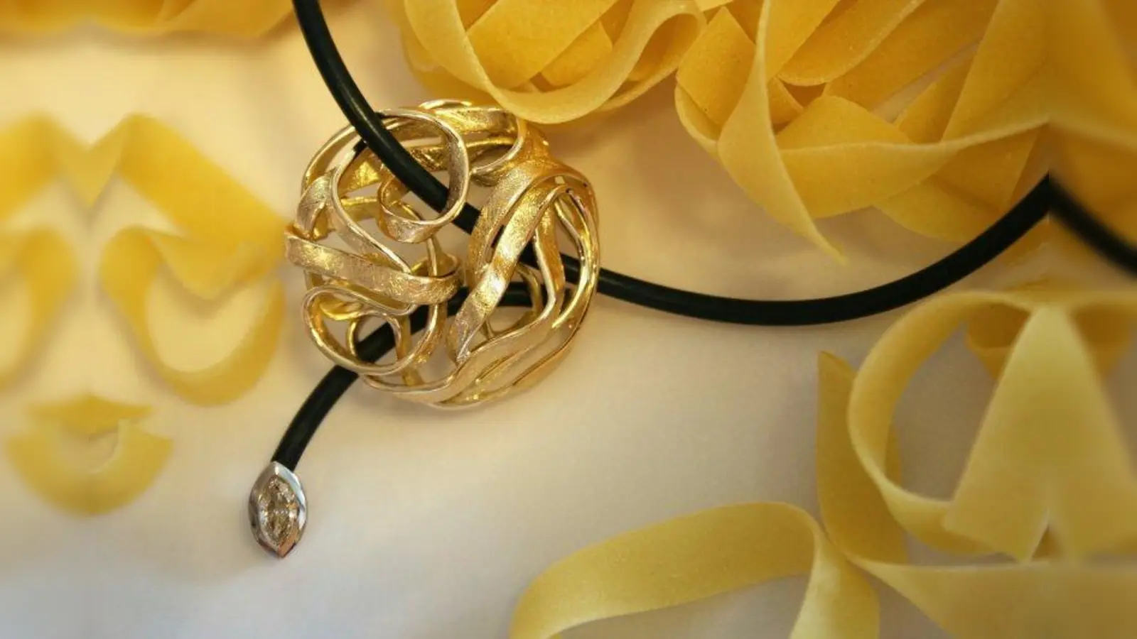 Meisterlich gearbeitetes Collier, Gelb-Weißgold 750000 Diamant Marquise vsi getönt, 0,50 Carat - Unikatschmuck. (Foto: Meistergoldschmiede)