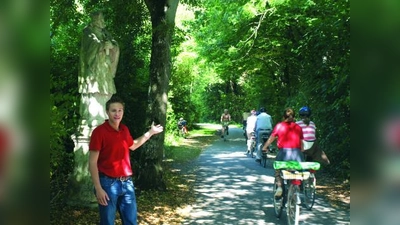 Selbst bei strahlendem Sonnenschein ist es in der Behringstraße ziemlich finster, stellte der JU-Ortsvorsitzende Peter Auer bei einer Ortsbesichtigung fest. (Foto: CSU Allach-Untermenzing)