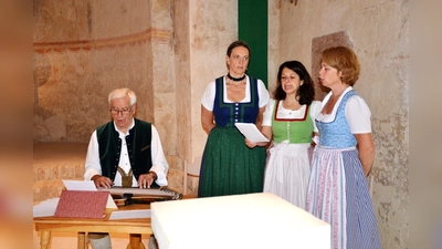 Grasbrunner Dreigesang umrahmt die Andacht mit seinen altbayerischen Marienliedern. (Foto: Stephan Simon)