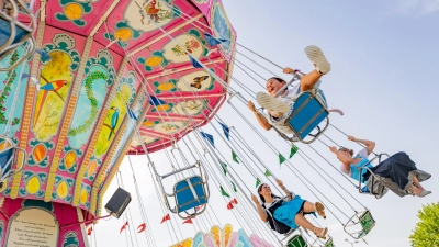 Fahrgeschäfte und Bierzelt sorgen auf der Haarer Zirkuswiese für Volksfestgaudi. (Foto: Janina Ruthenkolk)