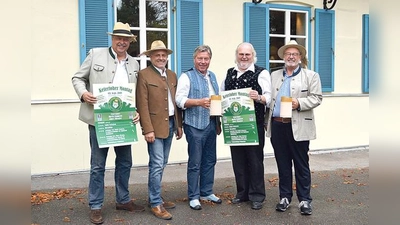 Albert Ostler, Anton Stürzer, Hans Loidl, Josef Hornburger und Charly Trautmann präsentieren das Programm des Keferloher Montags (von links nach rechts).	 (Foto: ar)