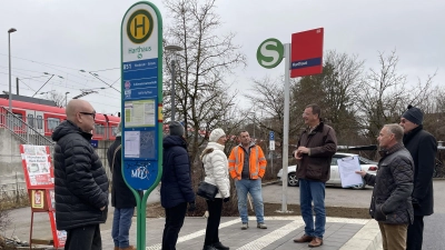 Oberbürgermeister Andreas Haas (Mitte) besichtigt die barrierefrei ausgebaute Bushaltestelle. (Foto: pst)
