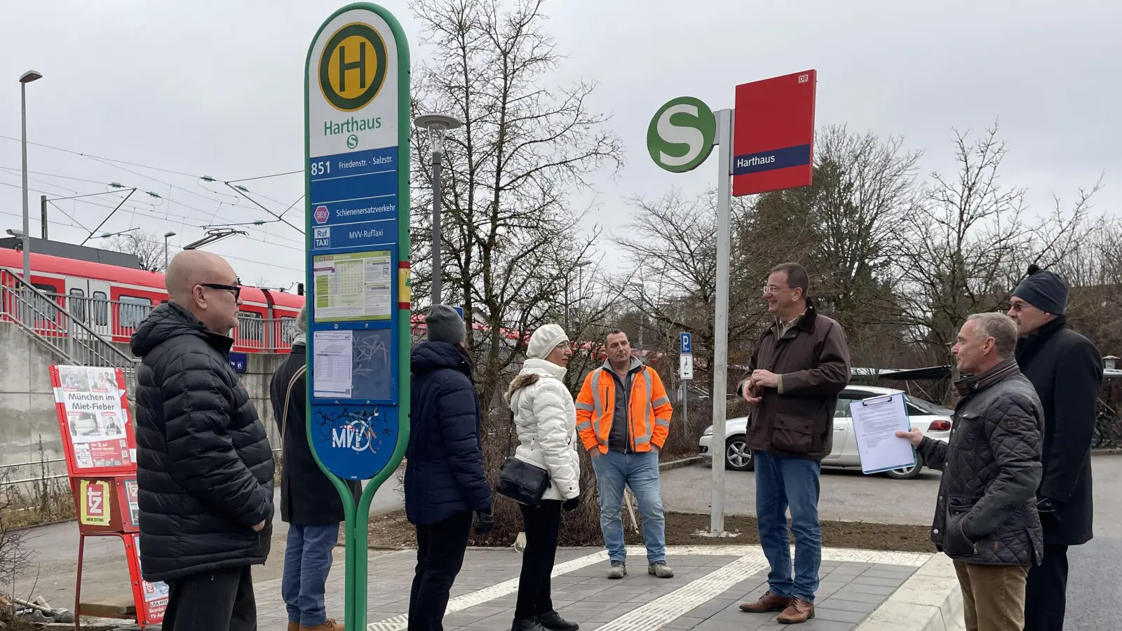 Oberbürgermeister Andreas Haas (Mitte) besichtigt die barrierefrei ausgebaute Bushaltestelle. (Foto: pst)