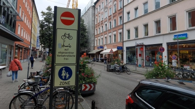 Die Testphase für die Fußgängerzone in der Weißenburger Straße endet am 29. Juli 2025. (Archivbild: bas)