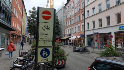 Ein Jahr lang war die Weißenburger Straße zwischen Weißenburger und Pariser Platz eine Fußgängerzone. Die Stadt hat die Testphase mit Evaluierungen begleitet. (Archivbild: bas)