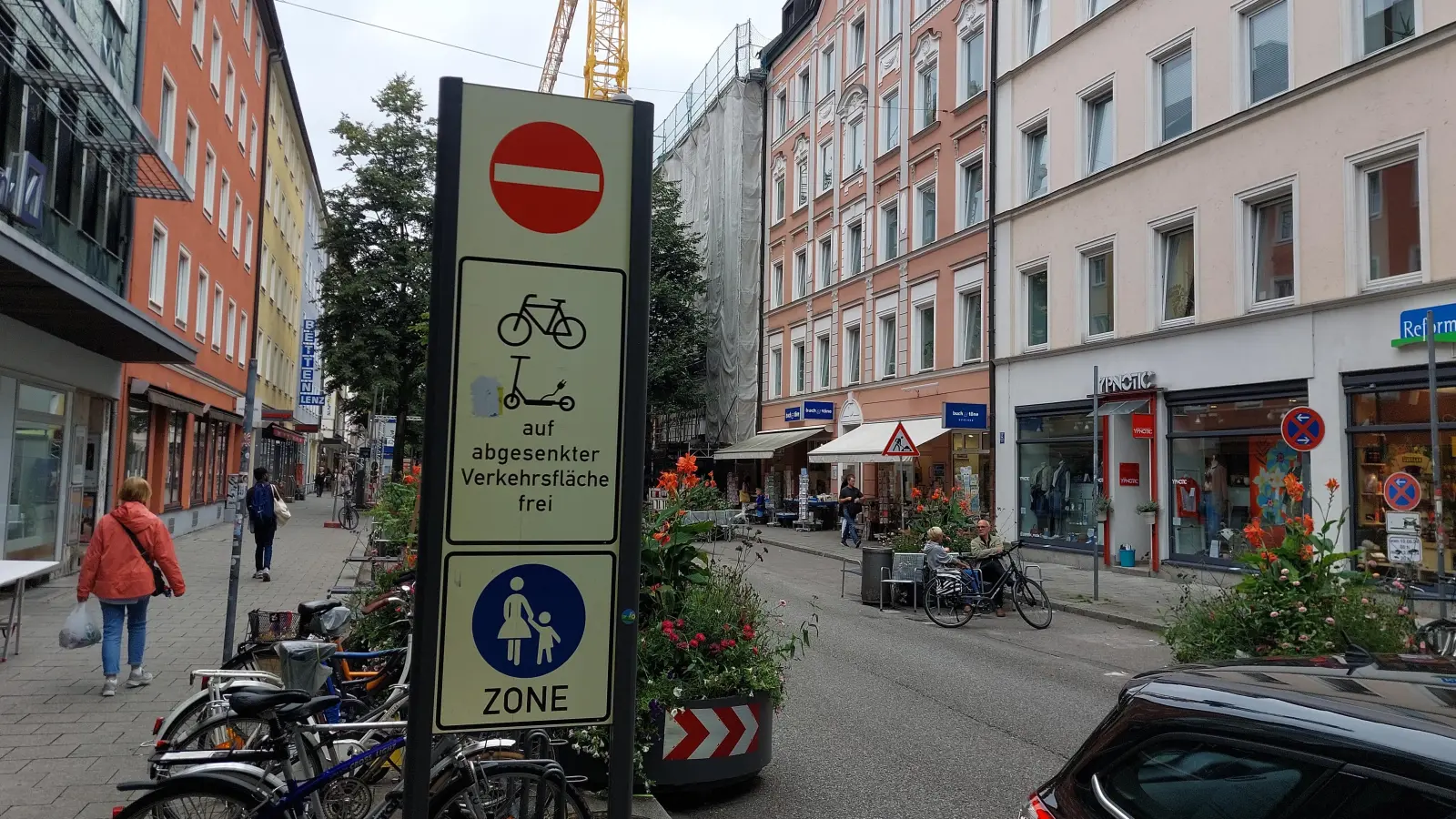 Ein Jahr lang war die Weißenburger Straße zwischen Weißenburger und Pariser Platz eine Fußgängerzone. Die Stadt hat die Testphase mit Evaluierungen begleitet. (Archivbild: bas)