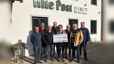 Charly Müller, Rainer Glück, Augustin Wieser, Leonhard Spitzauer, Kerstin Möstl, Hans Gunszt, Martin Fochler und Rudi Schmid (v. l.).  (Foto: Freiwillige Feuerwehr Parsdorf-Hergolding)