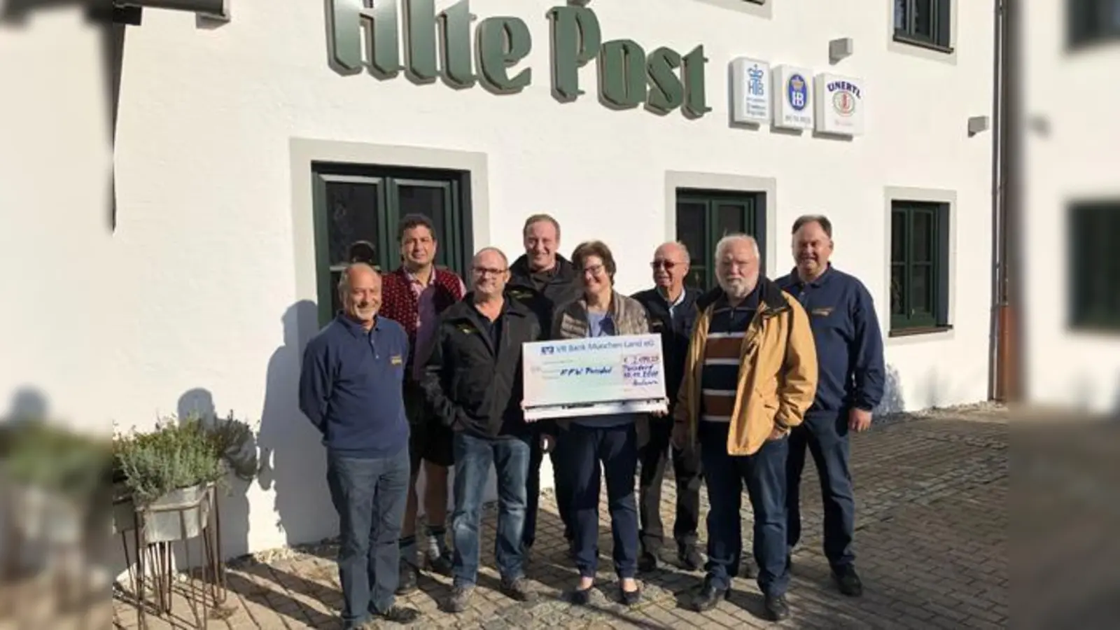 Charly Müller, Rainer Glück, Augustin Wieser, Leonhard Spitzauer, Kerstin Möstl, Hans Gunszt, Martin Fochler und Rudi Schmid (v. l.).  (Foto: Freiwillige Feuerwehr Parsdorf-Hergolding)