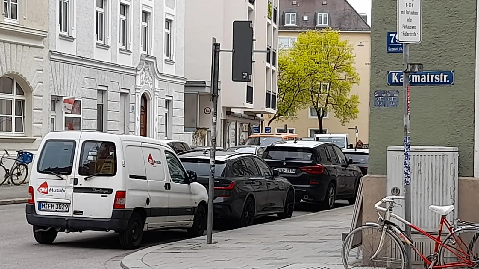 Die zusammengeklappten Schilder, wie dieses in der Kazmairstraße/Angelstraße werden laut Mobilitätsreferat nur zur Oktoberfestzeit aufgeklappt. (Foto: Beatrix Köber)