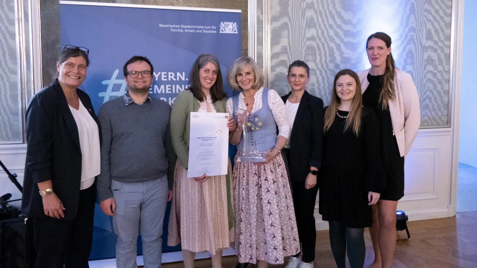 Freuen sich über die Auszeichnung (v.l.): Brgm. Mindy Konwitschny, Axel Reisenegger, Kleiner Wirtebrief Absolvent; Julia-Marie Hüttinger, Azubi Kleiner Kitabrief; Andrea Hanisch, 1. Vorsitzende ZTH e.V; Melika Ahmetovic, 2. Vorsitzende ZTH e.V; Karina Reisenegger, Pressesprecherin ZTH e.V und Wiebke Berger, Geschäftsführerin Villa Glückskind. (Foto: ZTH)