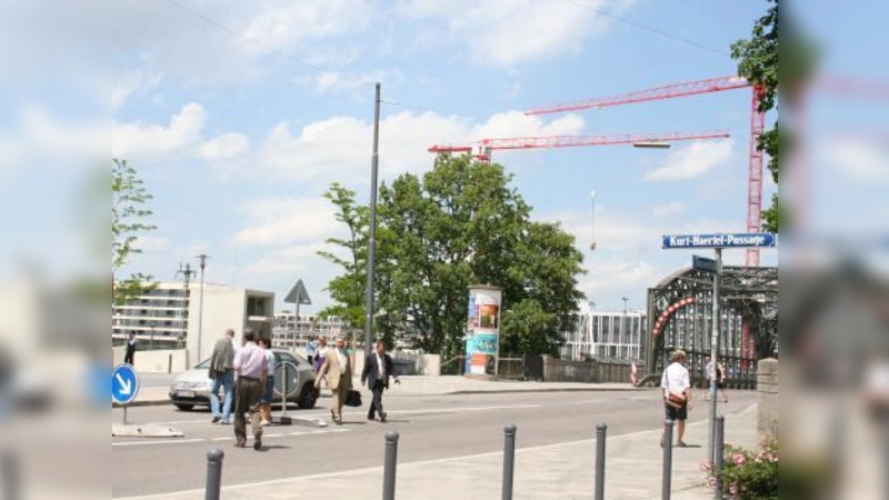 Mit einer provisorischen Verkehrsinsel probt das Baureferat mehr Sicherheit für Fußgänger auf  der Grasserstraße an der Hackerbrücke, nahe der Kurt-Haertel-Passge. (Foto: tg)