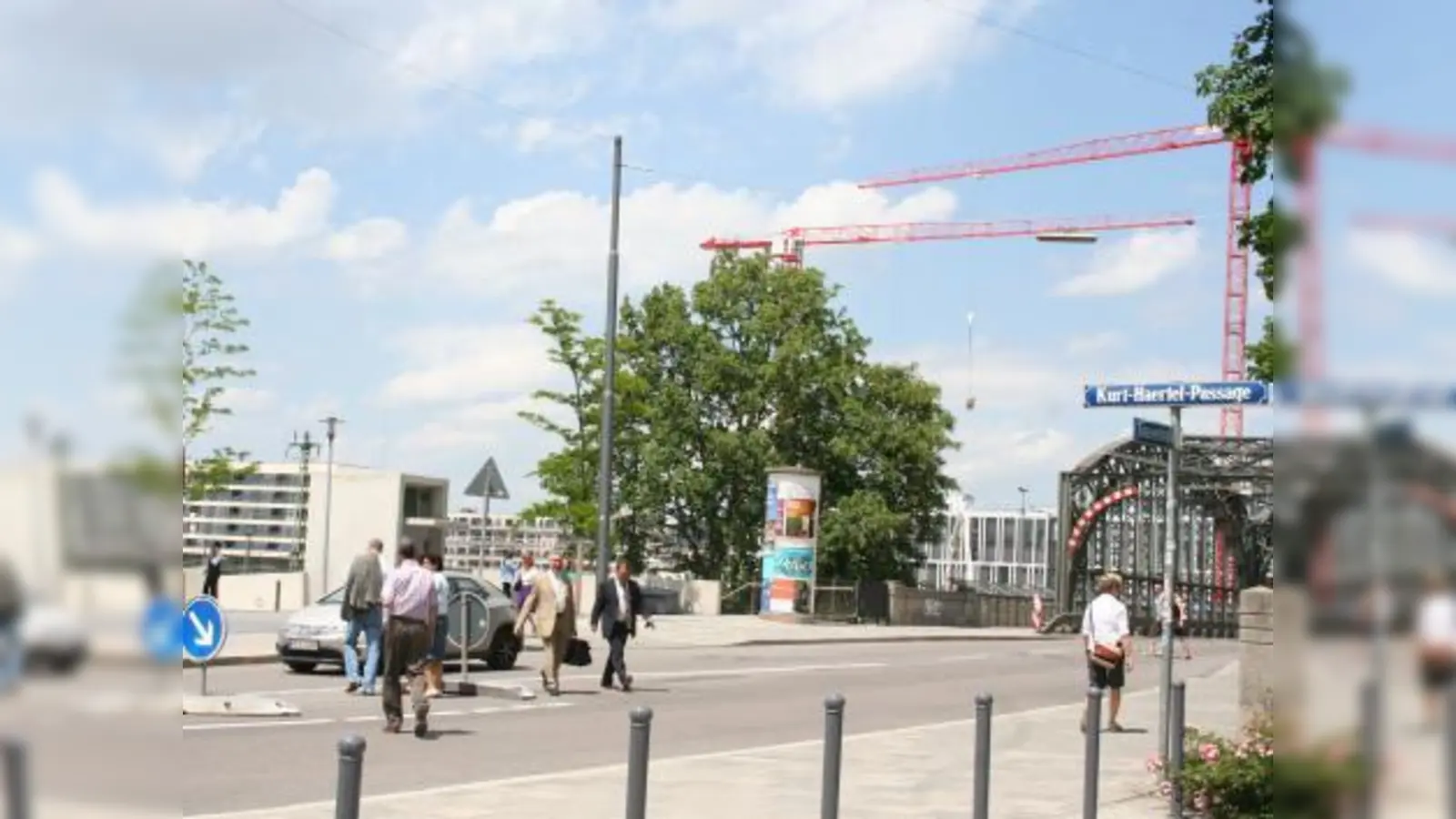 Mit einer provisorischen Verkehrsinsel probt das Baureferat mehr Sicherheit für Fußgänger auf  der Grasserstraße an der Hackerbrücke, nahe der Kurt-Haertel-Passge. (Foto: tg)