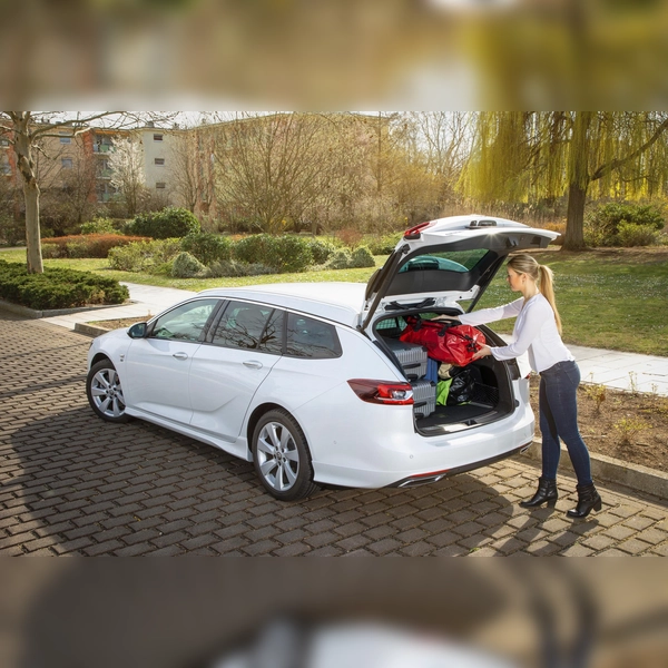 Gepäck gepackt und alles gut vorbereitet? Vor Antritt einer längeren Urlaubsfahrt gilt es aber auch, gut ausgeruht zu sein.  (Foto: © Auto-Medienportal.Net/Opel)