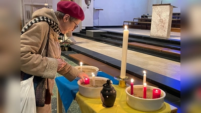 Kerzen für die Ukraine gab es bei der Kundgebung in der St. Konrad Kirche. (Foto: pst)