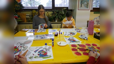 Senioren und junge Erwachsene treffen sich zum Basteln, Karteln, Werkeln und so weiter. (Foto: VA)