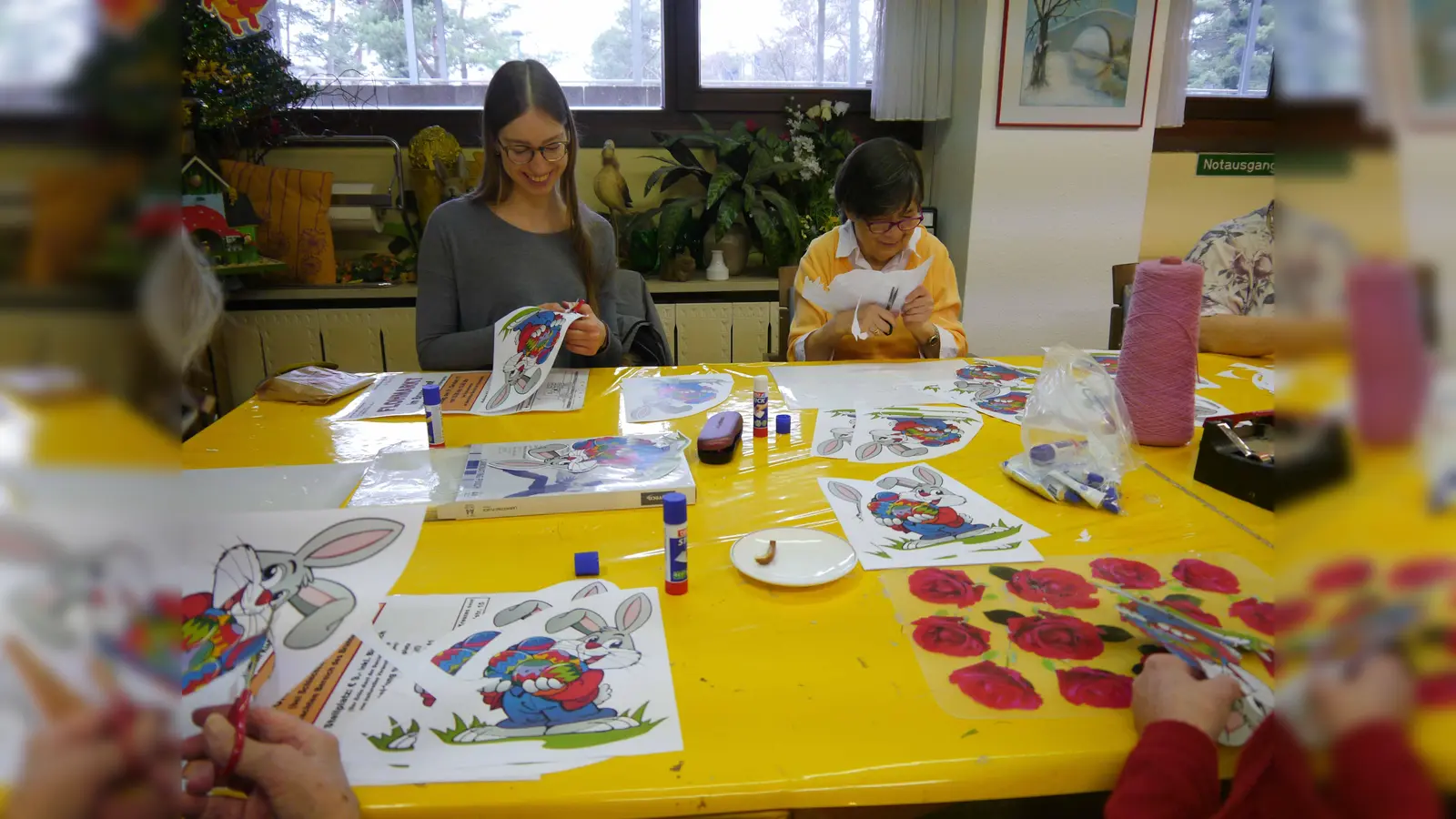 Senioren und junge Erwachsene treffen sich zum Basteln, Karteln, Werkeln und so weiter. (Foto: VA)