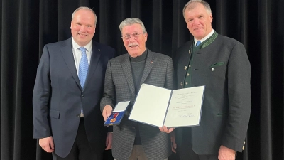 Jürgen Hoerner (Bildmitte) erhielt die Verdienstmedaille des Verdienstordens der BRD von Landrat Christoph Göbel (l.) und Bürgermeister Stefan Schelle (r.) überreicht. (Foto: hw)