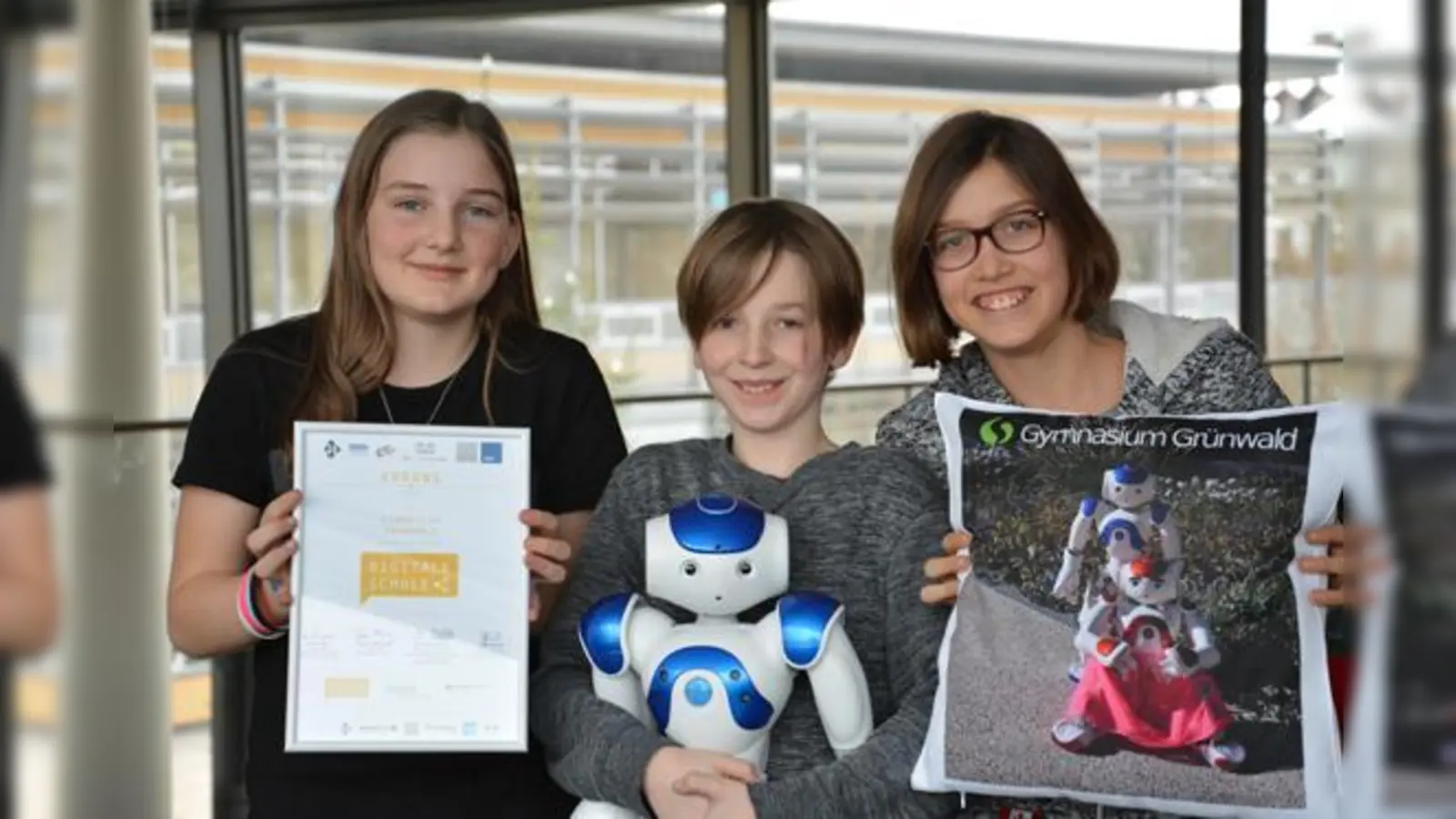 Die NAO-Robert Rois und Blue sind auch Sicht der Schüler eines der Highlights der digitalen Bildung am Gymnasium Grünwald. Sie werden im Wahlkurs Robotics durch die Schüler programmiert.  (Foto: GymGW Digitale Schule)