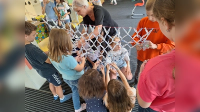 In kurzer Zeit stellten die Schülerinnen und Schüler ein kleines Netz aus Plastikmüll her.  (Foto: Grundschule Gerastraße)
