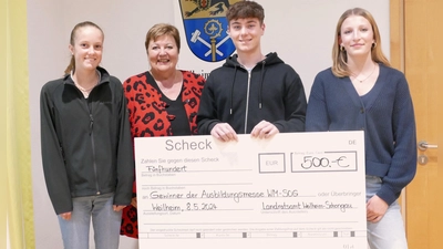 Die glücklichen Gewinner der Ausbildungsmesse Weilheim-Schongau bei der Übergabe durch Landrätin Andrea Jochner-Weiß: Regina Schuster, Nico Horstmann und Amrei Perkuhn (Foto: Landratsamt)