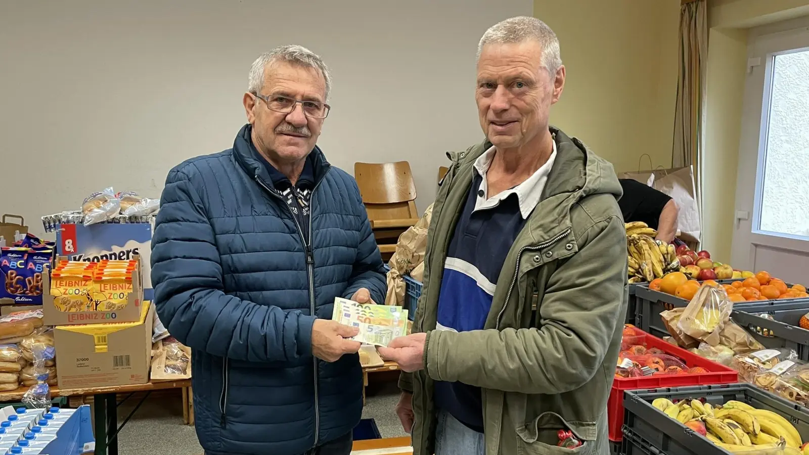 Ludwig Paulus (links), Vorsitzender des SPD-Ortsvereins Peißenberg, übergab 500 Euro an Rudi Fischer, Leiter des Peißenberger Gabentisches. (Foto: SPD Peißenberg)
