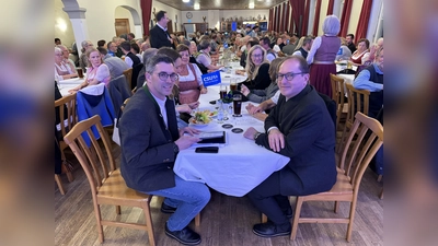 Frank Zellner (Peißenbergs Bürgermeister und CSU Ortsvorsitzender) und MdB Alexander Dobrindt (r.) mit den Gästen des Starkbieranstichs 2025 (Foto: CSU)