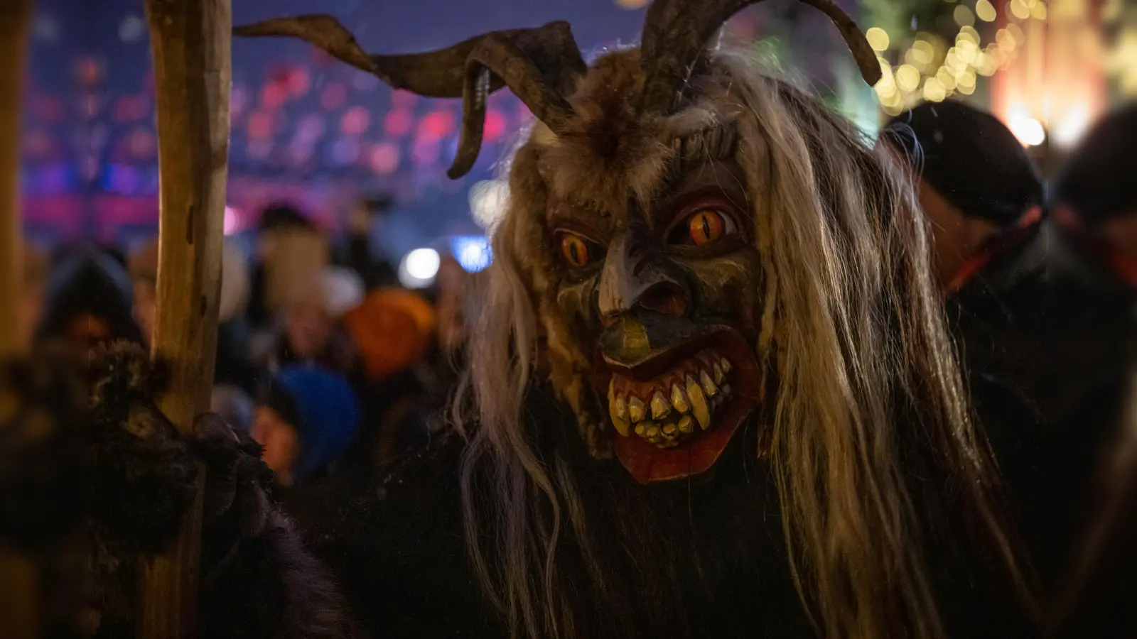 Die Perchten sind am Samstag etwa eine Stunde lang auf dem Tollwood-Festival unterwegs. (Foto: Alexander Scharf)
