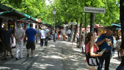 282 Marktkaufleute, vom Antiquitätenhändler bis zum Zimtsohlenverkäufer, bieten auf der Auer Dult ihre größtenteils regionalen und landestypischen Waren feil. (Foto: cr/Archiv)
