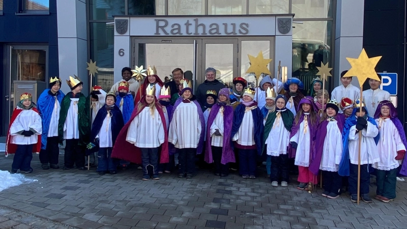 Die Sternsinger besuchten Allings Bürgermeister Stefan Joachimsthaler im Rathaus. (Foto: Gemeinde)