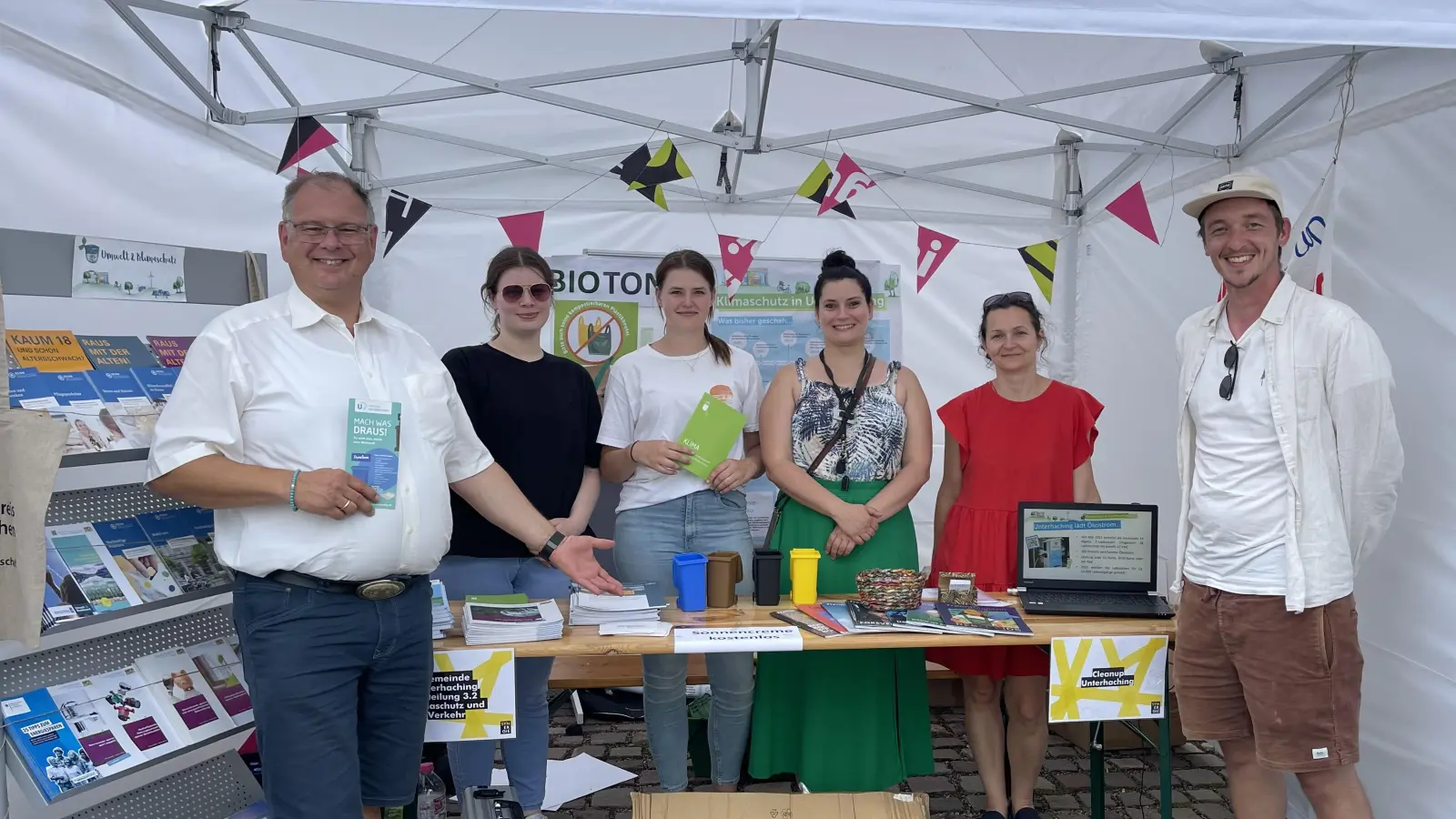 Auch die Gemeinde Unterhaching hat beim Energiesparfestival einen Stand, an dem die freundlichen Mitarbeiter über die vielfältigen Angebote informierten: (v.l.) Bürgermeister Wolfgang Panzer, Susanne Wacker, Leonie Runkel, Jennifer Elwin, Edina Simon und Manuel Heim.  (Foto: hw)
