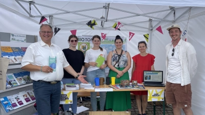 Auch die Gemeinde Unterhaching hat beim Energiesparfestival einen Stand, an dem die freundlichen Mitarbeiter über die vielfältigen Angebote informierten: (v.l.) Bürgermeister Wolfgang Panzer, Susanne Wacker, Leonie Runkel, Jennifer Elwin, Edina Simon und Manuel Heim.  (Foto: hw)