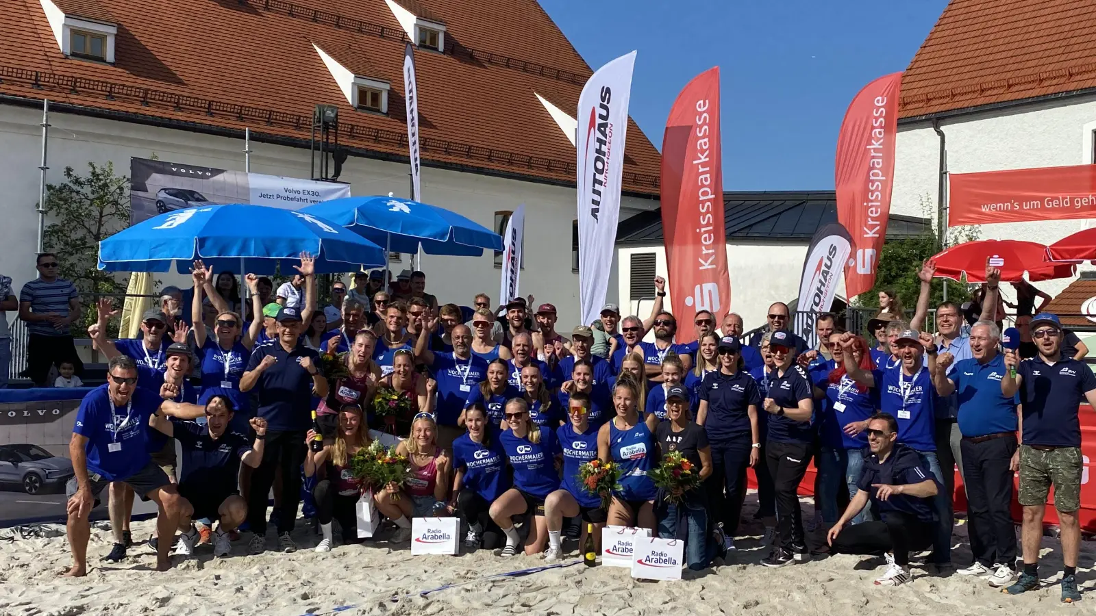 Die Siegerinnen und Sieger mit den Volunteers beim BVV Beach Masters im Klosterbauhof Ebersberg. (Foto: Nicolaus, BVV)